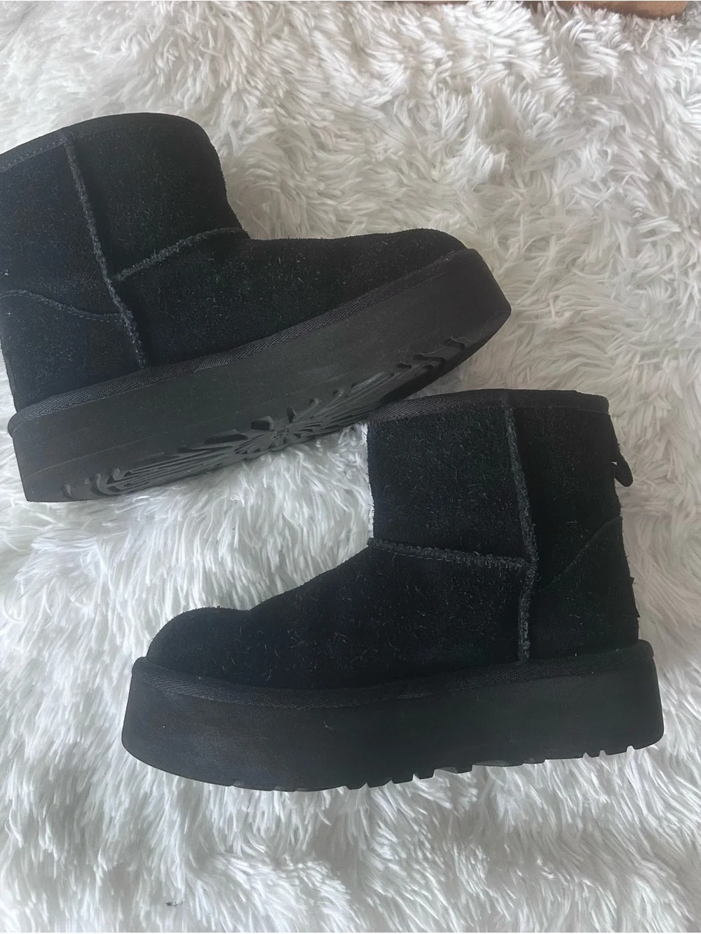 Used Girls Black UGG Kids Classic Short platform Boot size Y2